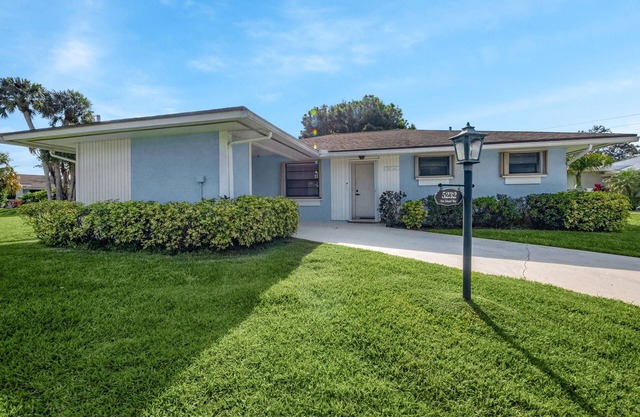 Country Club Haven: 3-Mth Villa in Waterfront Community, Pet-Friendly