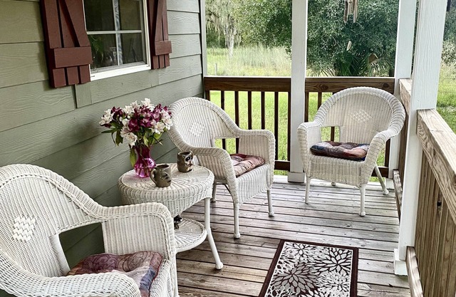 Country Cottage, 40 Acres, Outdoor Kitchen w/B-que, Campfire, & Horse Stables.