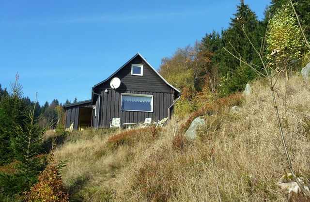 Country cottage with fireplace, sauna, washing machine. SAT-TV, shower, 2 WC, to 6 persons, walking Ski