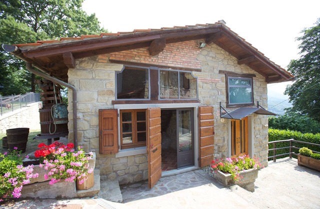 Country cottage with private pool in the green Casentino area