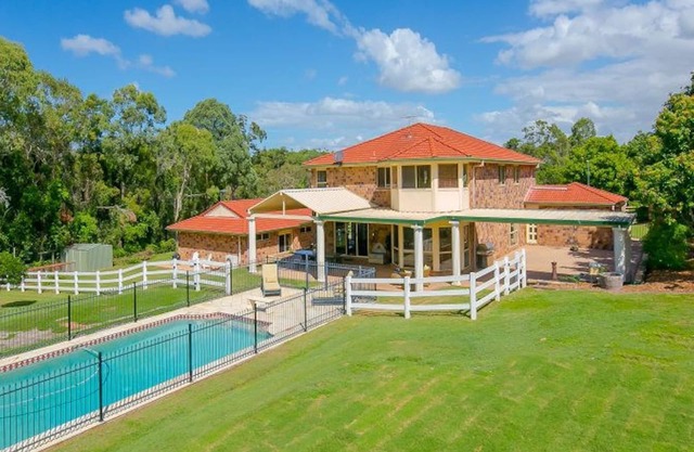 Country Elegance - Acreage with pool