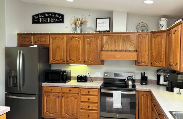 Country Escape - Beaver Creek, MN - Spacious 6-bedroom house just off I-90.