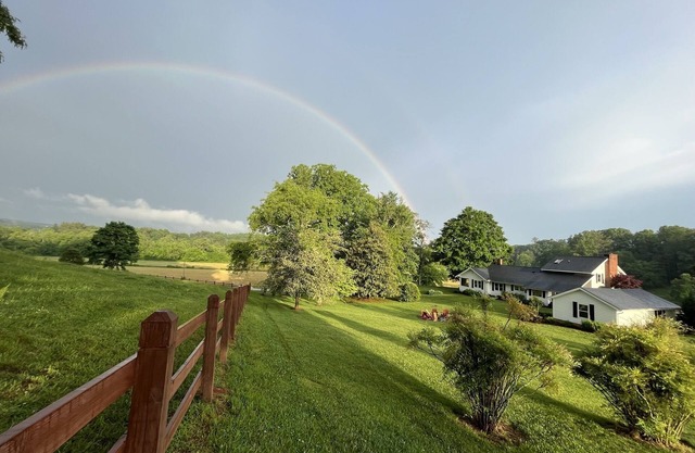 Country estate yet near to everything! Kayaking, hiking, restaurants