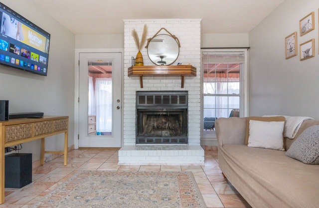 Country Gardens- spacious yard 5 minutes from downtown!