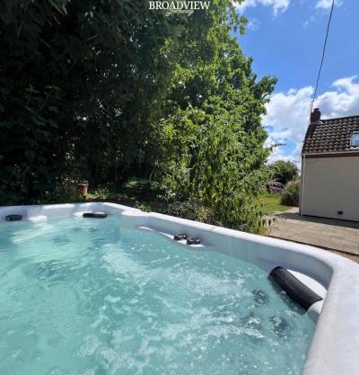 Country Getaway on the Broads with Hot Tub and Fire Pit