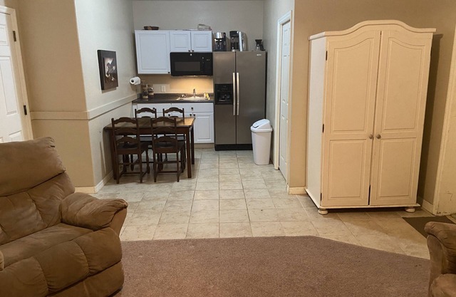 Country getaway near river, World Equestrian Center, county airport.