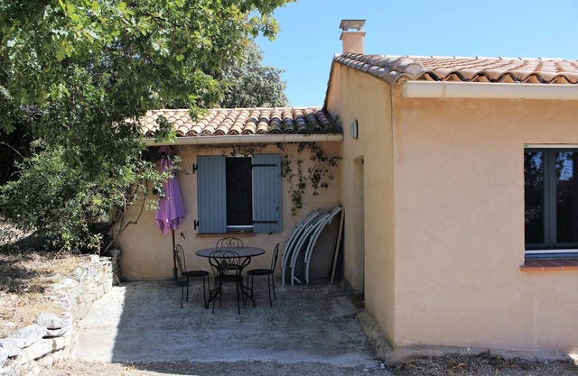 Country gîte at the foot of Mt Ventoux with view of Château du Barroux