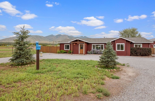 Country Home with Mountain Views, 4 Bedrooms, A/C, Allows Pets!