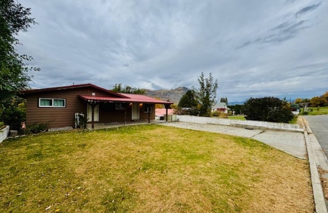 Country home with Mountain View's, AC & fast WiFi