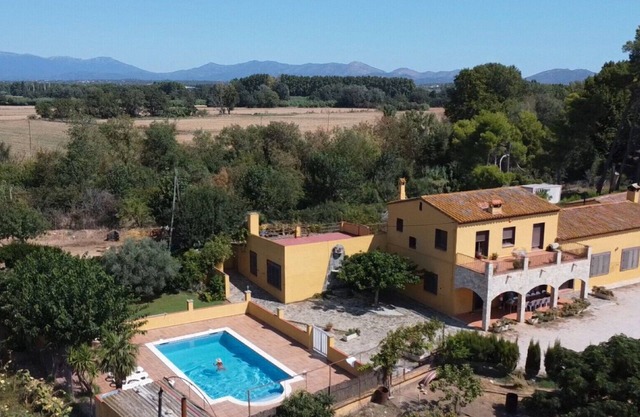 Country House 'Les Cabretes Vilanova De La Muga' with Mountain View, Wi-Fi and Air Conditioning