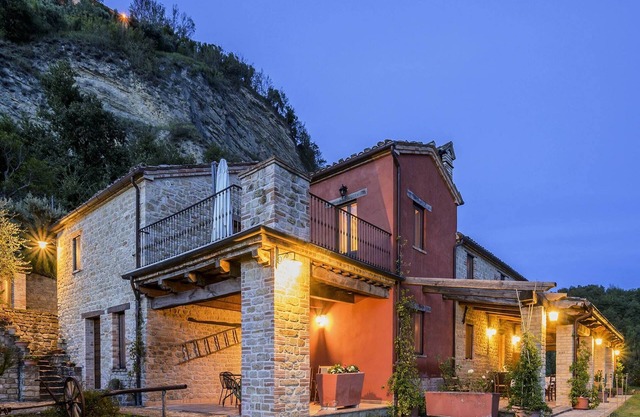 Country House in Monte San Martino with Pool