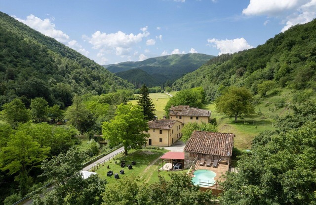 Country House/Farm House in Poggiolo-salaiole with 6 bedrooms sleeps 14