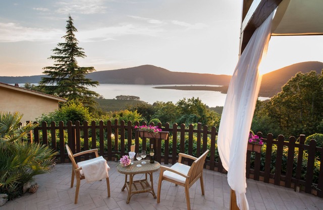 Country House at lake near Rome Pool, Jacuzzi, WiFi, View up to 5