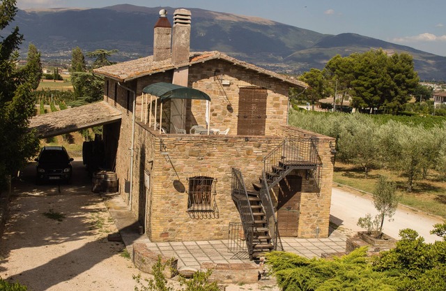 Country House Carmelita - a rustic stone manor house into the vineyards