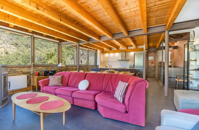 Country House 'Casa Guillem 2' with Lake View, Wi-Fi and Air Conditioning
