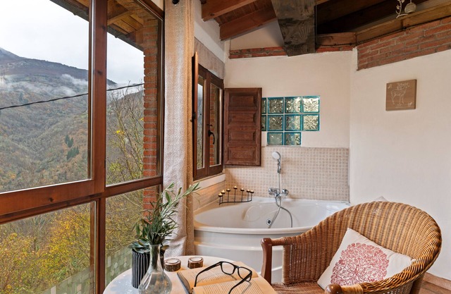 Country House 'El Carbayu, Jacuzzi Y Vistas' with Mountain View, Private Terrace and Wi-Fi
