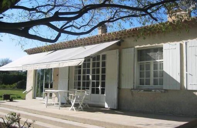 Country house facing the Luberon and the village of Oppède Old