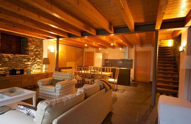 Country House 'Guillem Completa' with Lake View, Wi-Fi and Air Conditioning