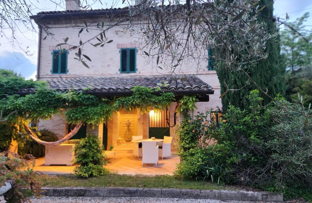 Country house in a dreamlike garden, beautiful pool, fruits/ornamental plants -Le Marche-