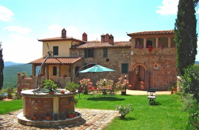 Country House in Tuscany with Panoramic Views