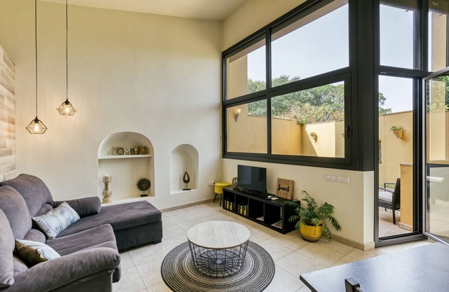 Country House 'L Heura' with Private Terrace, Wi-Fi and Air Conditioning