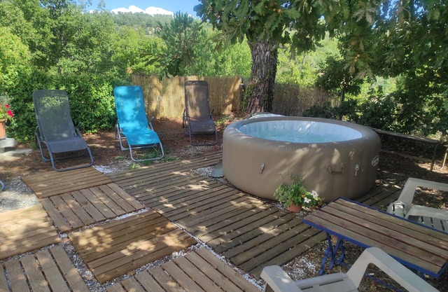 Country house "LA CHARRUE BLEUE" in the peaceful VERDON park