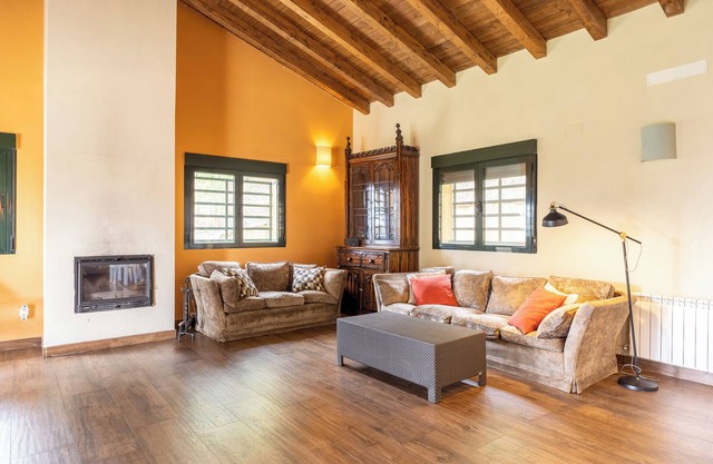 Country House 'La Morada De Piedralaves' with Mountain View, Private Pool and Wi-Fi