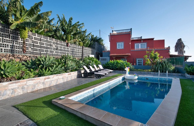 Country House 'Los Lilos' with Private Pool, Private Garden and Wi-Fi