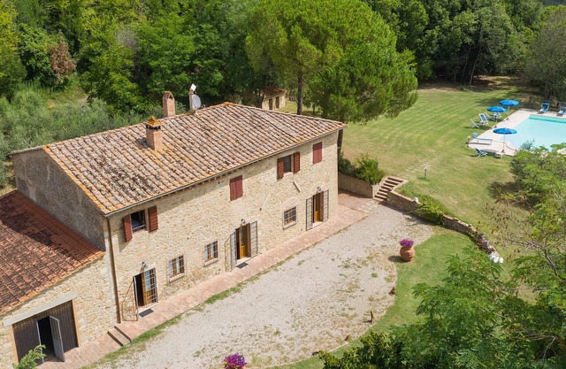 Country house near San Gimignano and Volterra, sleeps 14, with pool and barbacue