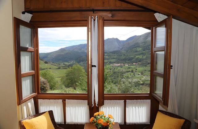 Country House 'Para Casa De Abajo' with Mountain View, Private Terrace and Wi-Fi