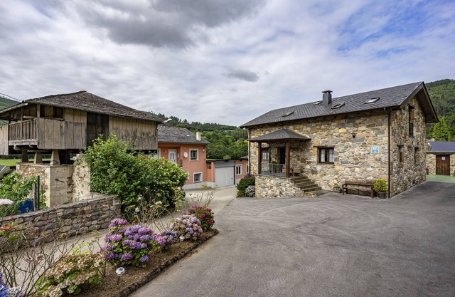 Country House 'Posada De Las Hoces - La Calea' with Mountain View, Private Garden and Wi-Fi