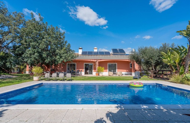 Country House 'Quinta Dos 4 Ventos' with Private Pool, Wi-Fi and Air Conditioning