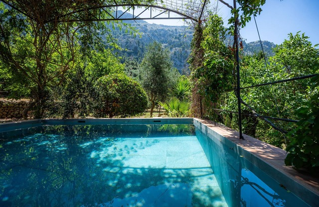 Country House 'Sa Cabana D'es Vicari' with Mountain View, Private Pool and Wi-Fi