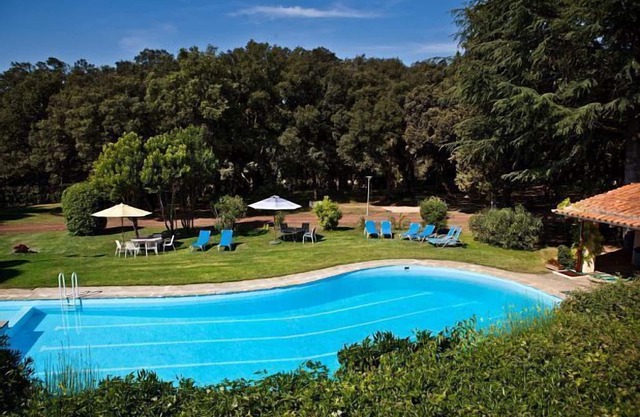 Country house surrounded by nature, with pool, tennis, perfect for groups