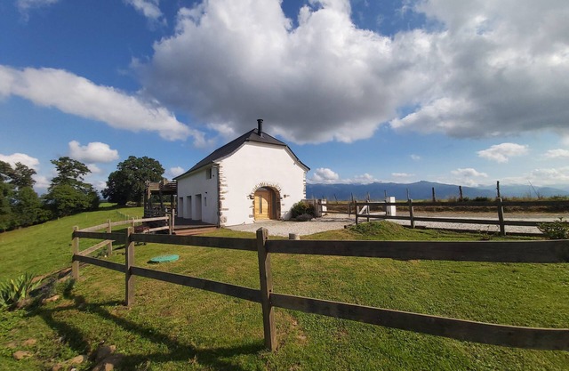 Country house surrounded by animals facing the Pyrenees for 4 people