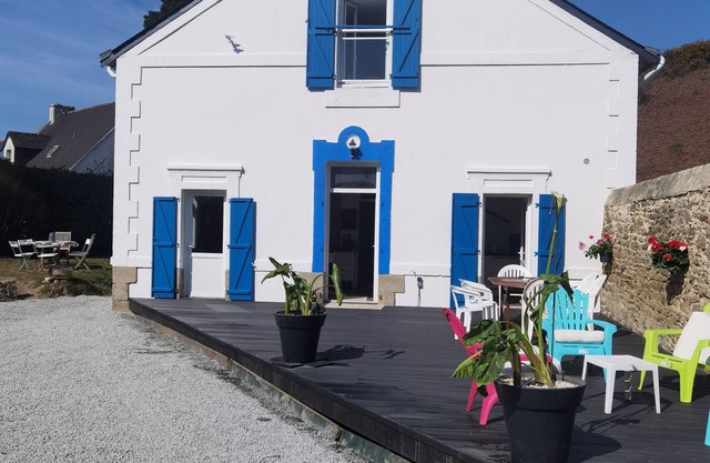 COUNTRY HOUSE TEN MINUTES' WALK FROM PALACE CENTER PIER