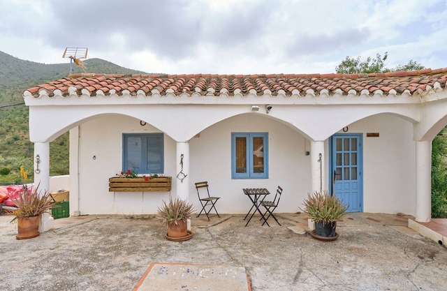 Country House 'The Tack Room' with Mountain View, Shared Pool and Wi-Fi