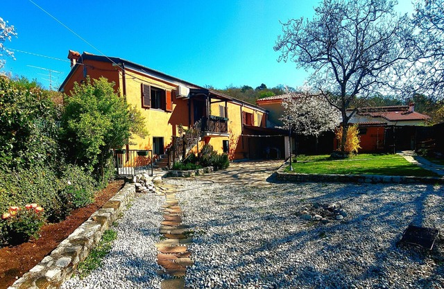 Country House 'Trieste Per Te Natura E Relax' with Mountain View, Private Garden and Wi-Fi
