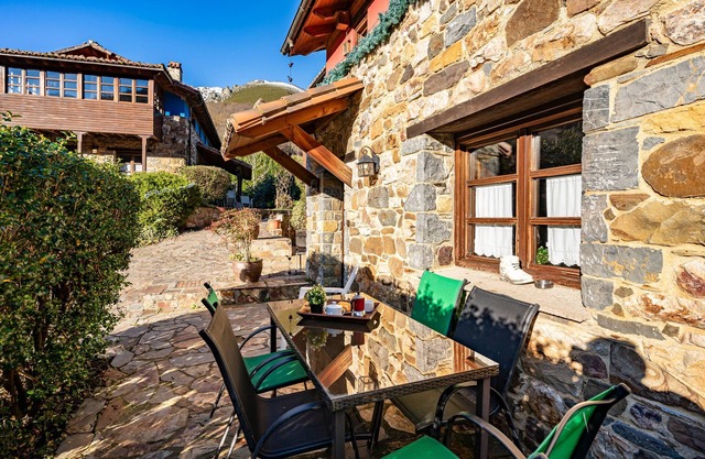 Country House 'Valle De Bueida El Grillo' with Mountain Views, Private Terrace and Wi-Fi