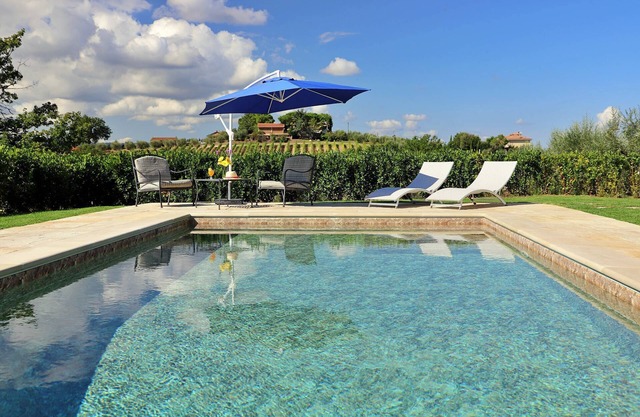 Country house with panoramic view over San Gimignano hills