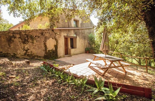 Country house with capacity for 14 people with a large garden, pool, barbecue, etc.