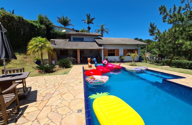Country house with full leisure facilities, swimming pool, fireplace, in secure gated community