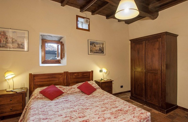 Country house with pool, in the hills between Florence and Arezzo