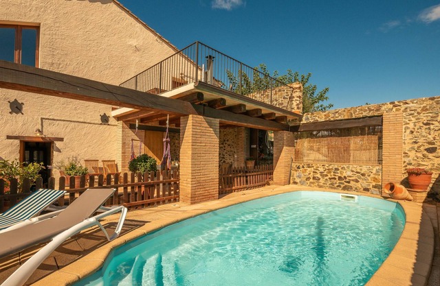 Country house with large garden and swimming pool 10 minutes from the beach