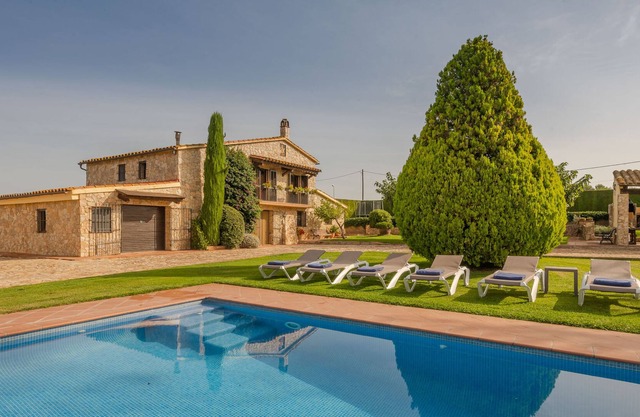 Country house with large garden, pool, barbecue and ping pong. Ideal calm environment!