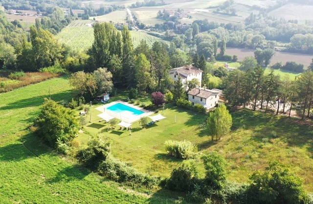 Country house with large pool & private restaurant in the green heart of Italy