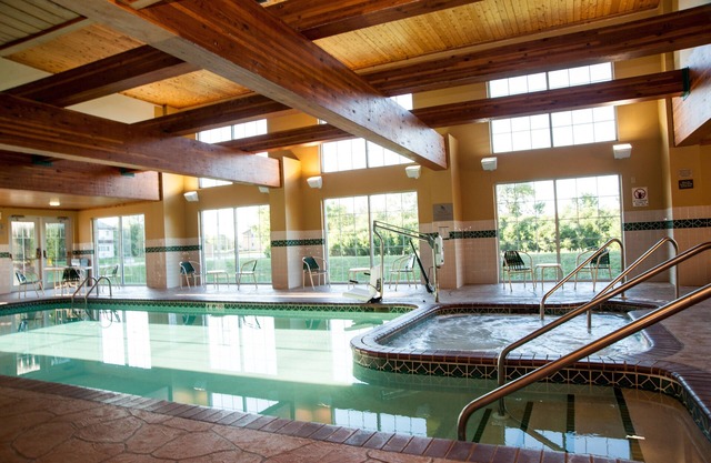 Country Inn & Suites by Radisson, Milwaukee Airport, WI