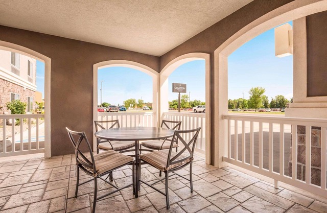 Country Inn & Suites by Radisson, Minot, ND