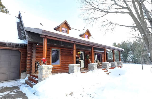 Country Living Custom Built Log Home with Hot Tub and Sauna