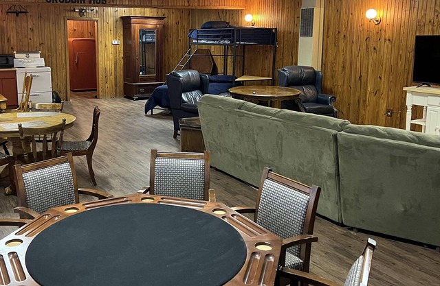 Country Lodge, fire pit, hunters welcome, pets welcome, trailer parking